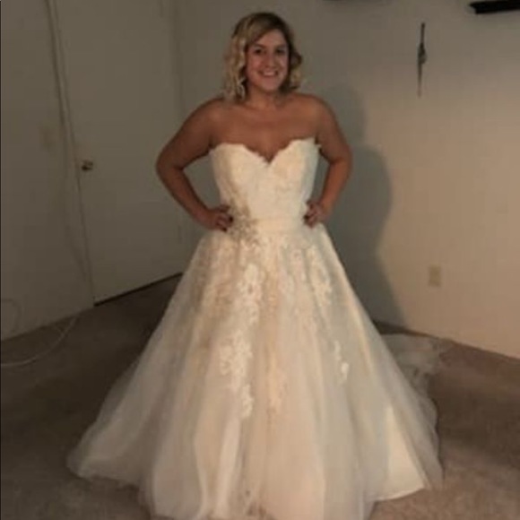White sweetheart neckline wedding gown